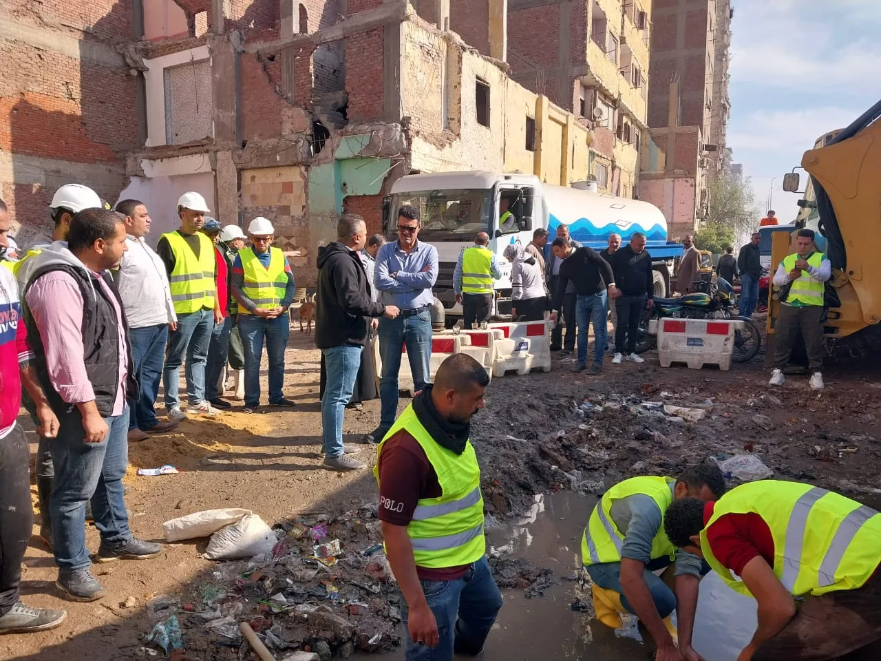 رئيس شركة مياه القليوبية يتابع إصلاح عطل خط ٤٥٠ مم بمدينة الخصوص