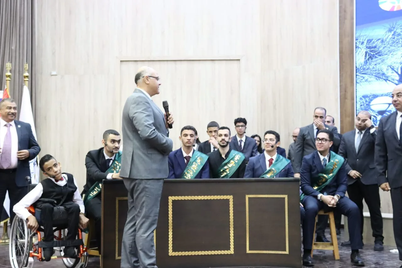 محافظ القليوبية يشيد بطلاب مدرسة الشبان العالمية ببنها ويوجه بصرف مكافأة مالية لهم