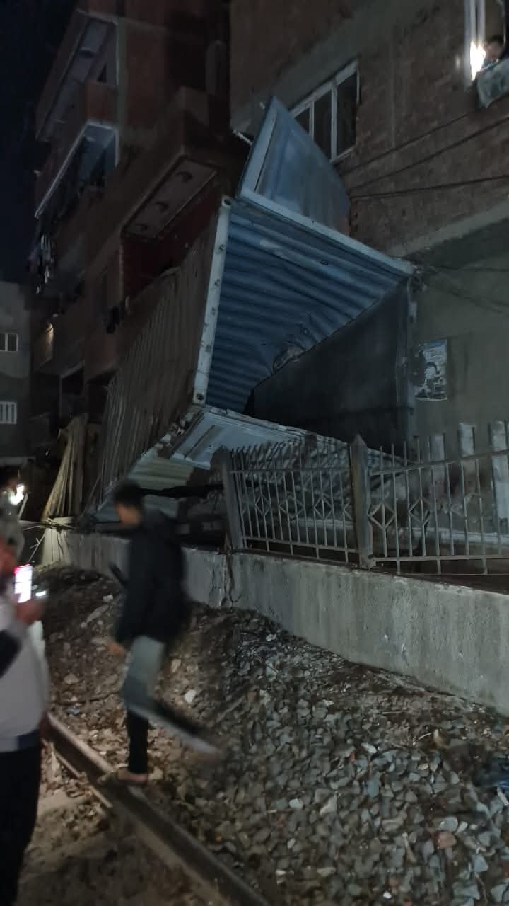 سقوط صناديق كونتنر من قطار بضائع بطوخ يُحطم واجهات منازل دون إصابات