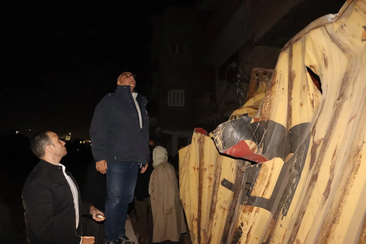 محافظ القليوبية ومدير أمن القليوبية يتابعان حادث تساقط حاويات من قطار بضائع بطوخ