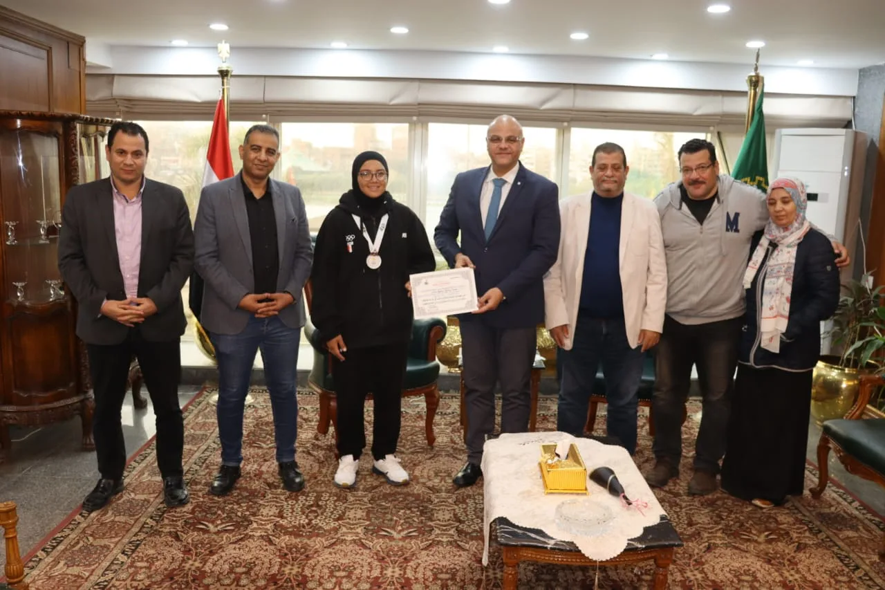 محافظ القليوبية يكرم البطلة جنة صليح لحصولها على برونزية قذف القرص بدورة الألعاب الأفريقية محافظ القليوبية يكرم البطلة جنة صليح لحصولها على برونزية قذف القرص بدورة الألعاب الأفريقية