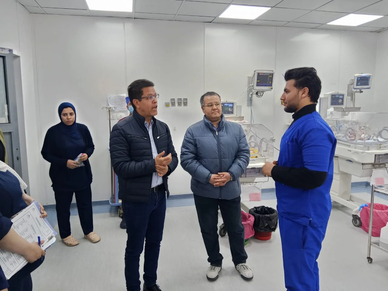 جولة مفاجئة لرئيس جامعة بنها في مستشفيات الجامعة: إحالة طبيبين للتحقيق ومكافآت تشجيعية لأطقم التمريض المتميز