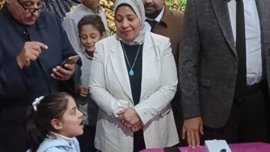 محافظ القليوبية يستقبل الطفلة الفلسطينية ريتاج حجا ويوافق على التحاقها بالمدارس المصرية
