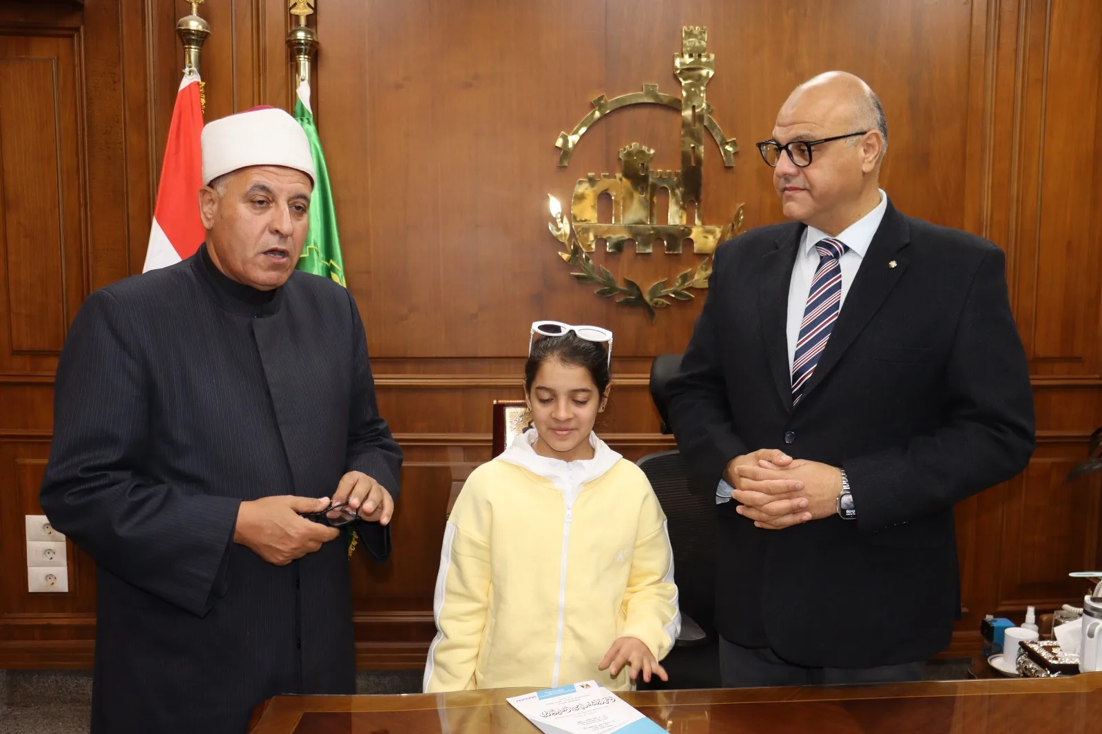 محافظ القليوبية يستقبل الطالبة الفلسطينية "ريتاج" لإنهاء إجراءات التحاقها بالمعاهد الازهريه بالقليوبية 