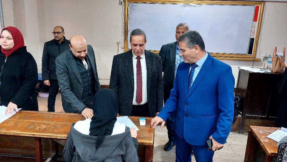نائب رئيس جامعة بنها يتفقد امتحانات الفصل الدراسي الأول بكلية العلوم