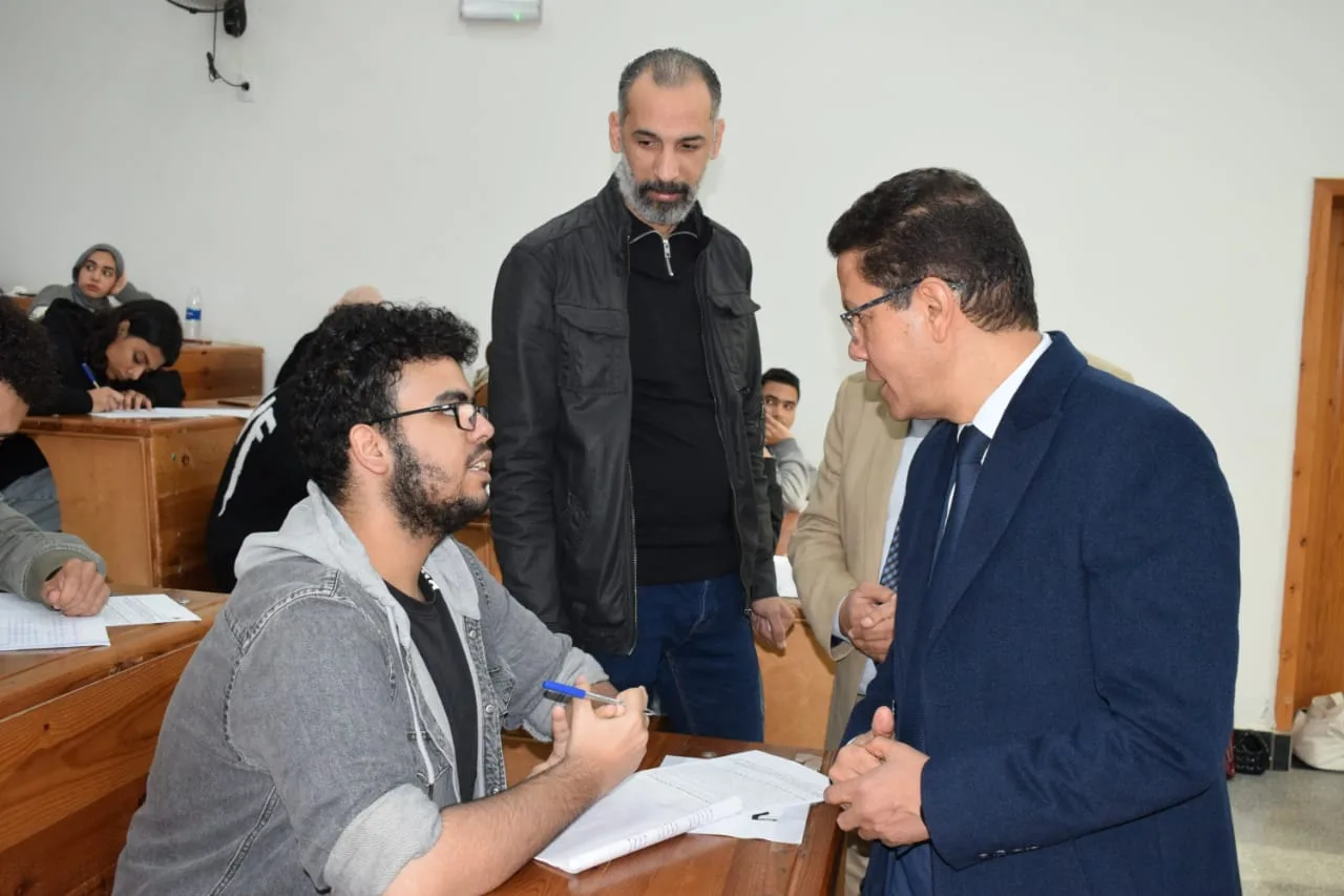 رئيس جامعة بنها يتابع امتحانات كلية الحقوق بالعبور