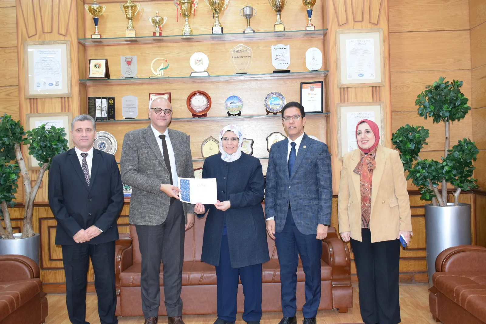 مجلس جامعة بنها يكرم الكليات الفائزة بمسابقة أفضل المواقع الإلكترونية مجلس جامعة بنها يكرم الكليات الفائزة بمسابقة أفضل المواقع الإلكترونية