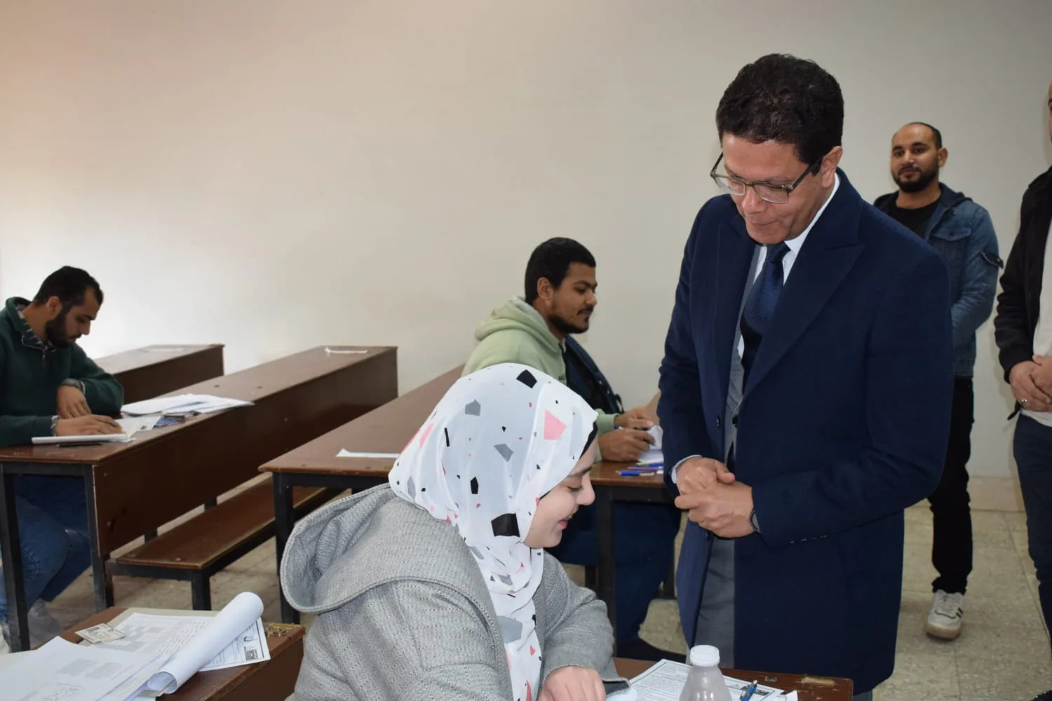 رئيس جامعة بنها يتفقد سير الامتحانات بكلية الهندسة بشبرا رئيس جامعة بنها يتفقد سير الامتحانات بكلية الهندسة بشبرا