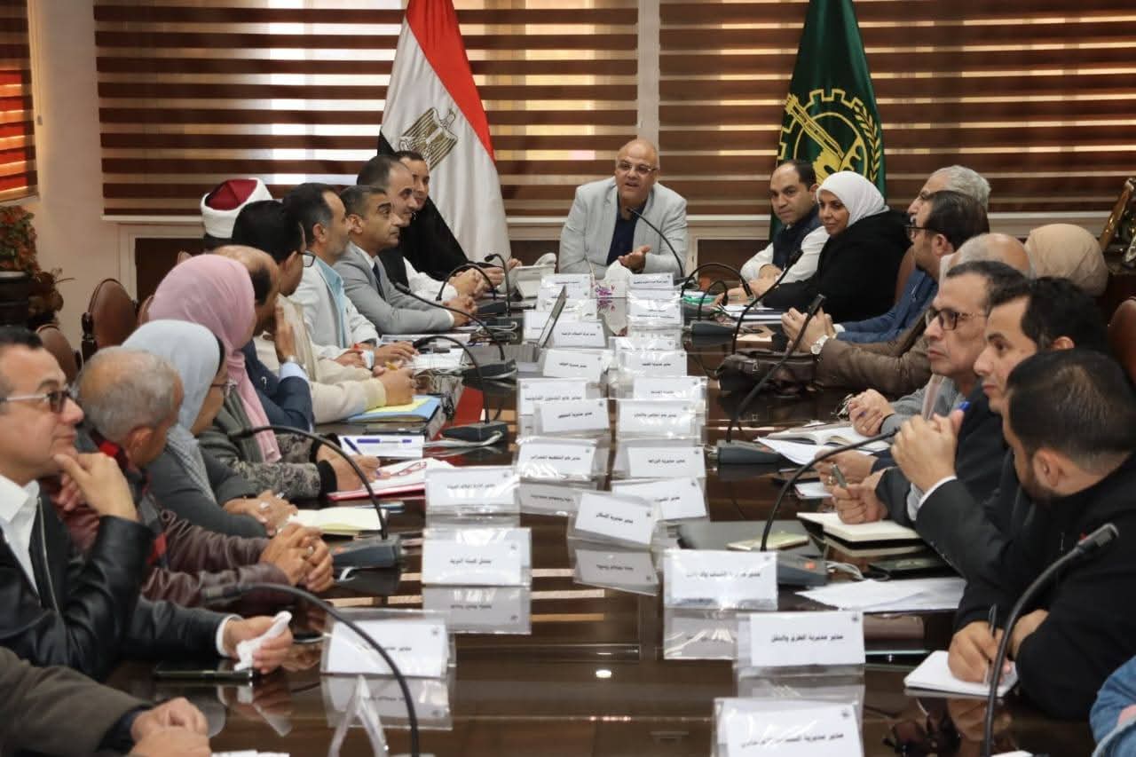 محافظ القليوبية يبحث إجراءات تحويل قرية "القلج" وتوابعها بمركز الخانكة إلى مدينة مستقلة