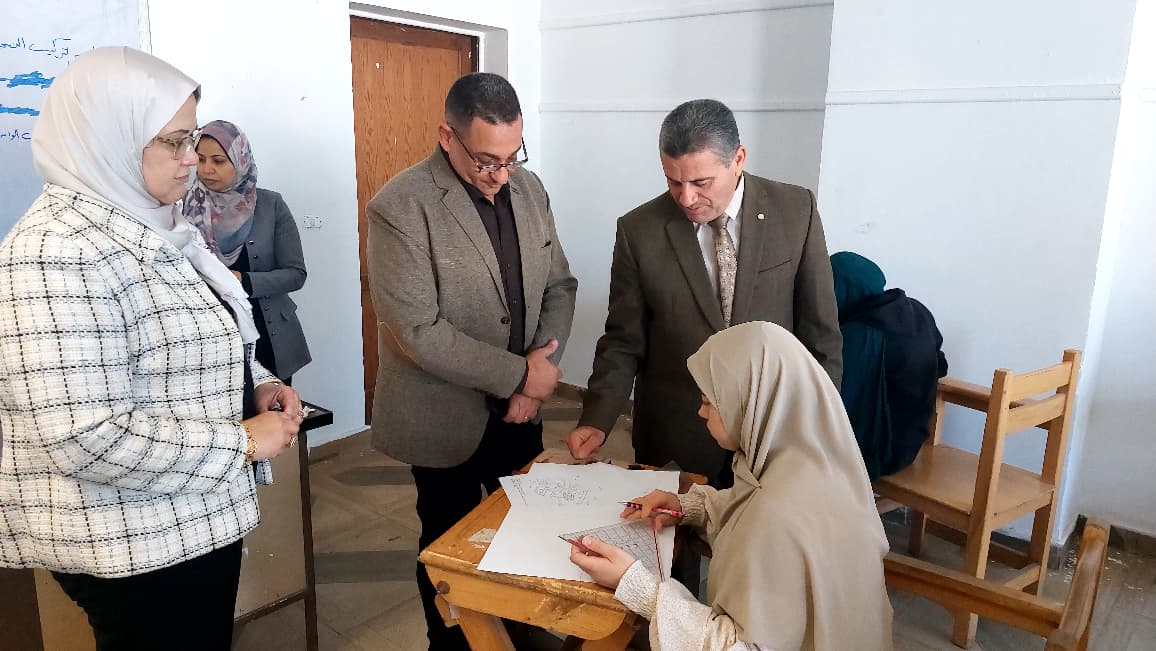 نائب رئيس جامعة بنها يتفقد امتحانات الفصل الدراسي الأول وورش كلية الفنون التطبيقية