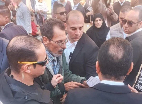 مدبولي يستجيب لمواطن ويأمر بعودته إلى عمله خلال جولته التفقدية بشبين القناطر