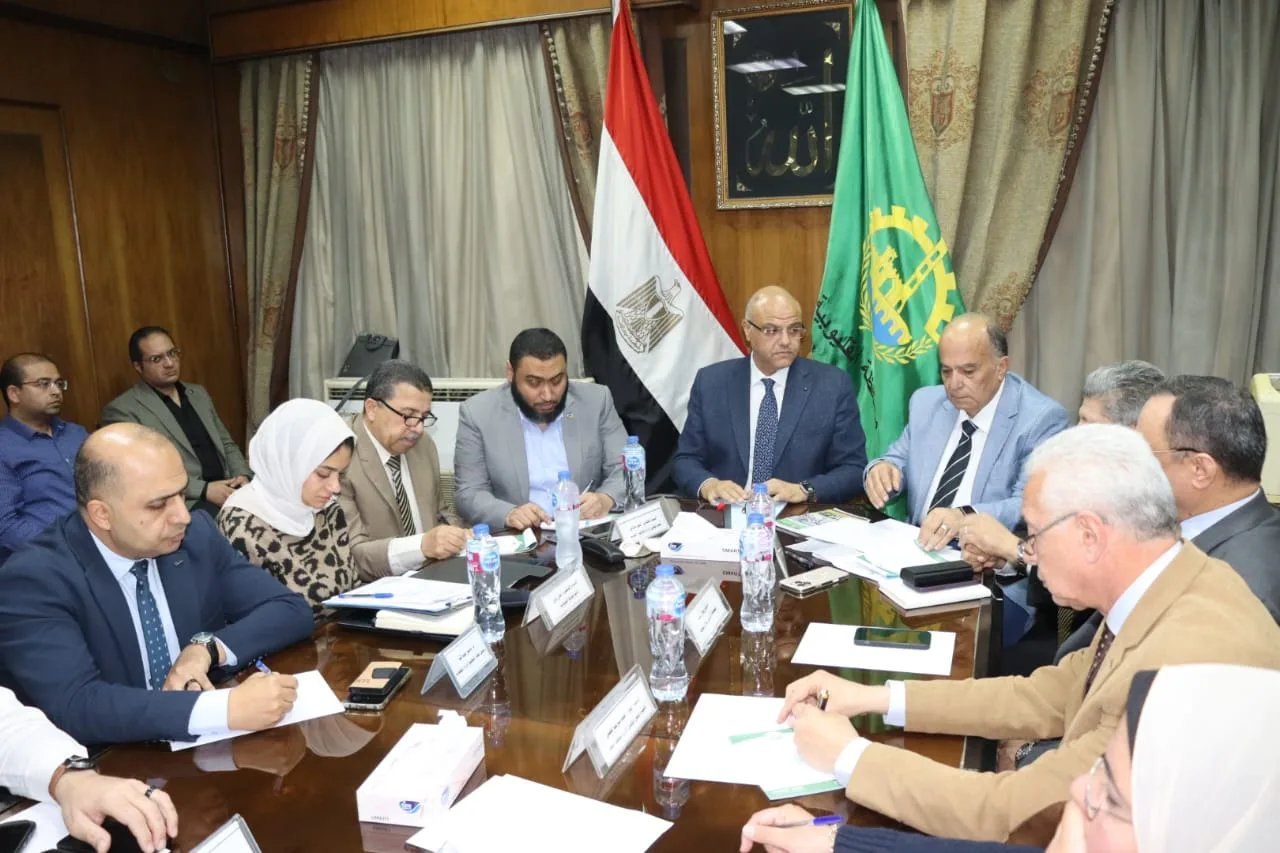 محافظ القليوبية يبحث تطوير منظومة النظافة بشبرا الخيمة والخصوص