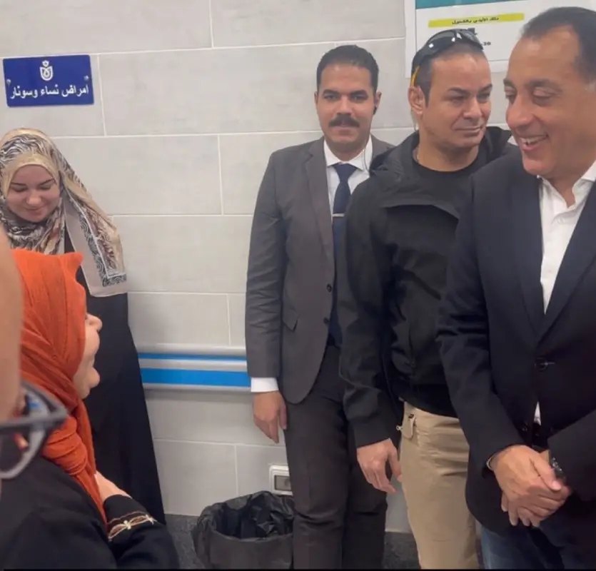 مدبولي يشهد ترحيب الأهالي في شبين القناطر ويتلقى رسالة شكر للرئيس السيسي خلال جولة "حياة كريمة"