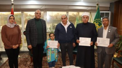 محافظ القليوبية يكرّم الطالبة مريم إبراهيم لتفوقها في المشروع الوطني للقراءة و"تحدي القراءة العربي"