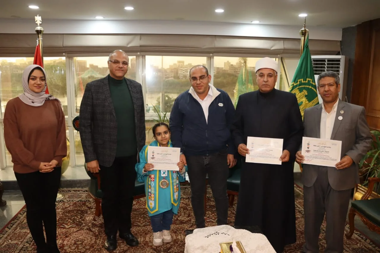محافظ القليوبية يكرّم الطالبة مريم إبراهيم لتفوقها في المشروع الوطني للقراءة و"تحدي القراءة العربي" محافظ القليوبية يكرّم الطالبة مريم إبراهيم لتفوقها في المشروع الوطني للقراءة و"تحدي القراءة العربي"