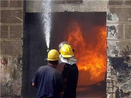 حريق يشتعل في الطابق الأخير لعقار بالخانكة.. والحماية المدنية تسيطر على الموقف حريق يشتعل في الطابق الأخير لعقار بالخانكة.. والحماية المدنية تسيطر على الموقف