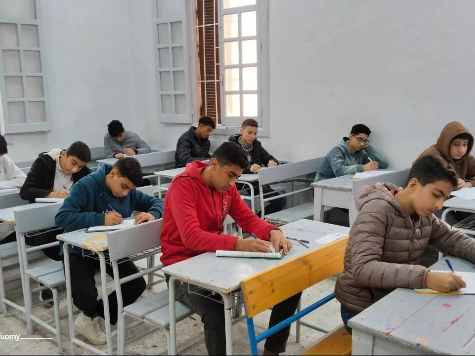 جدل بين طلاب الإعدادية بالقليوبية حول صعوبة امتحان العلوم ونفي تسريب جدل بين طلاب الإعدادية بالقليوبية حول صعوبة امتحان العلوم ونفي تسريب