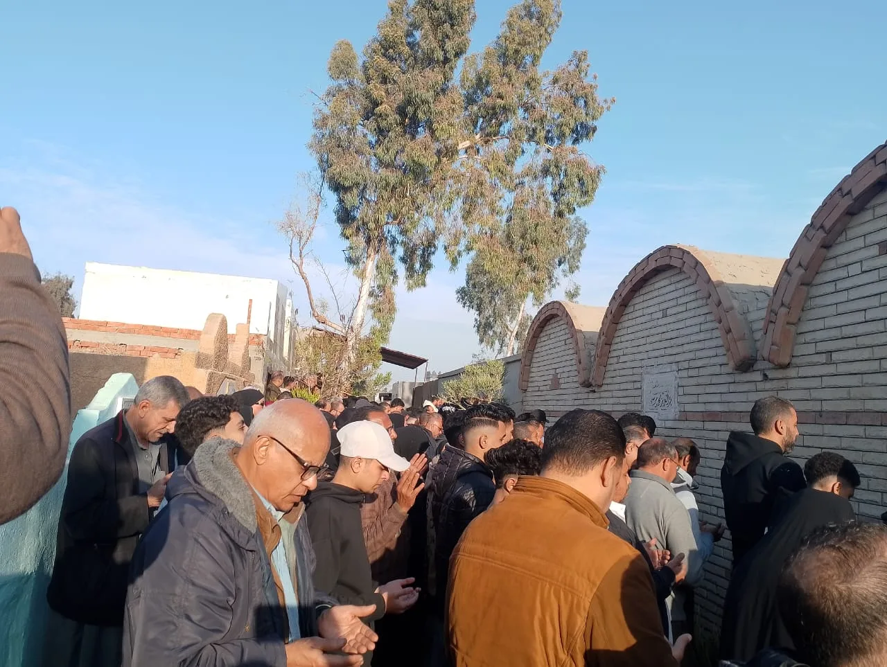أهالي بنها يشيعون جثمان طالب قتل على يد صديقه بقرية الرملة