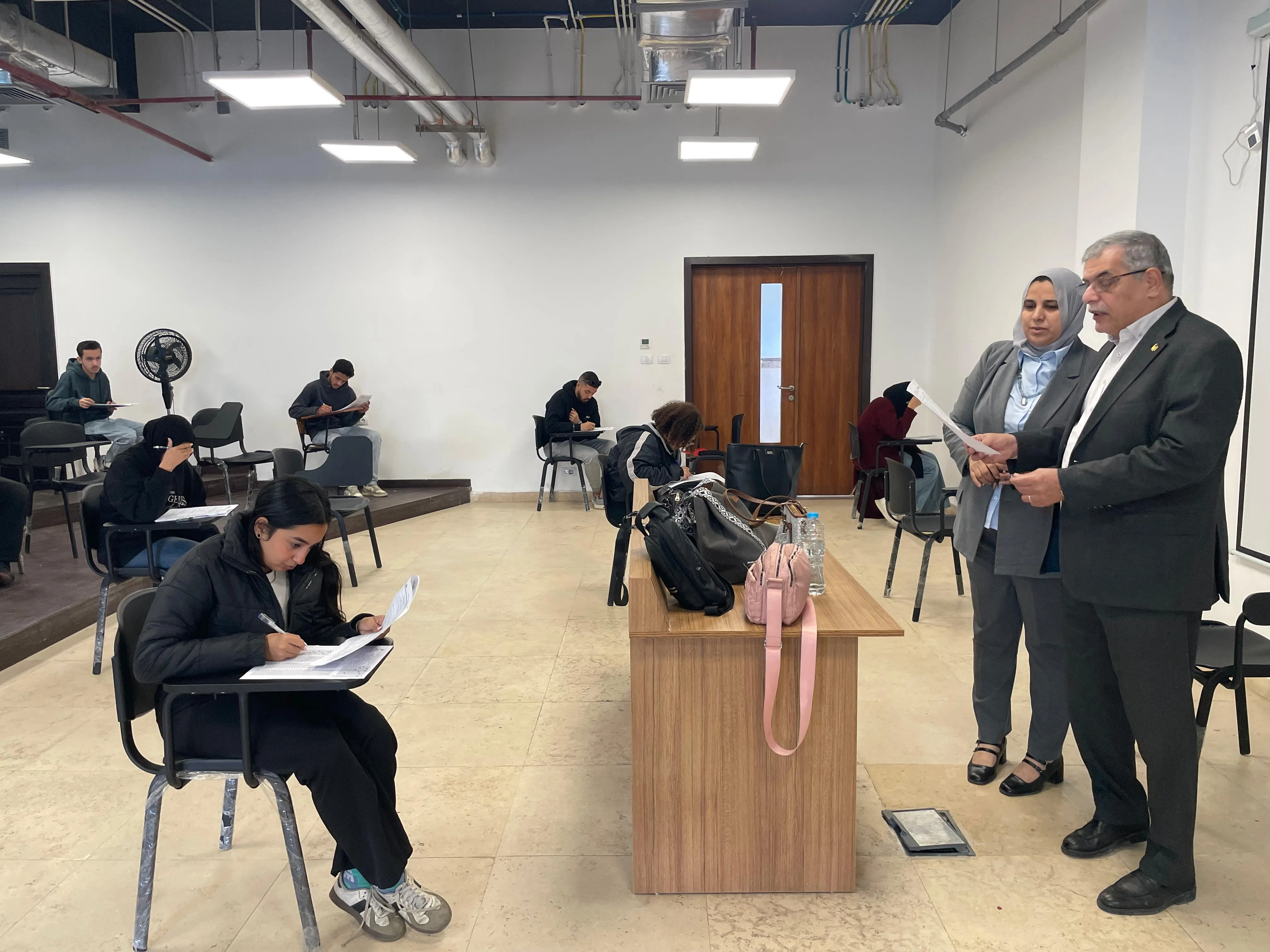 رئيس جامعة بنها الأهلية يتفقد امتحانات الفصل الدراسي الأول رئيس جامعة بنها الأهلية يتفقد امتحانات الفصل الدراسي الأول