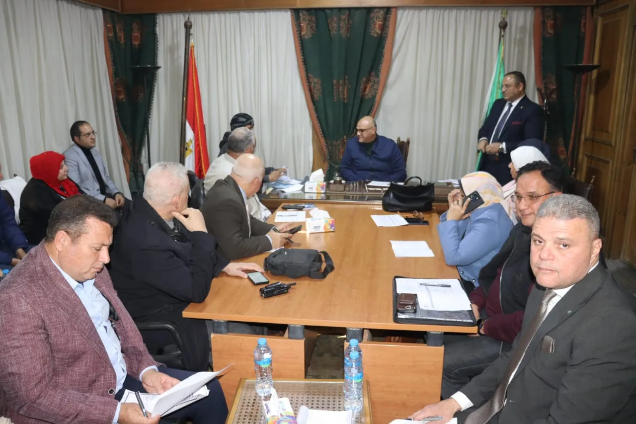 محافظ القليوبية يعقد لقاءً جماهيريًا بالقناطر الخيرية لحل مشكلات المواطنين محافظ القليوبية يعقد لقاءً جماهيريًا بالقناطر الخيرية لحل مشكلات المواطنين