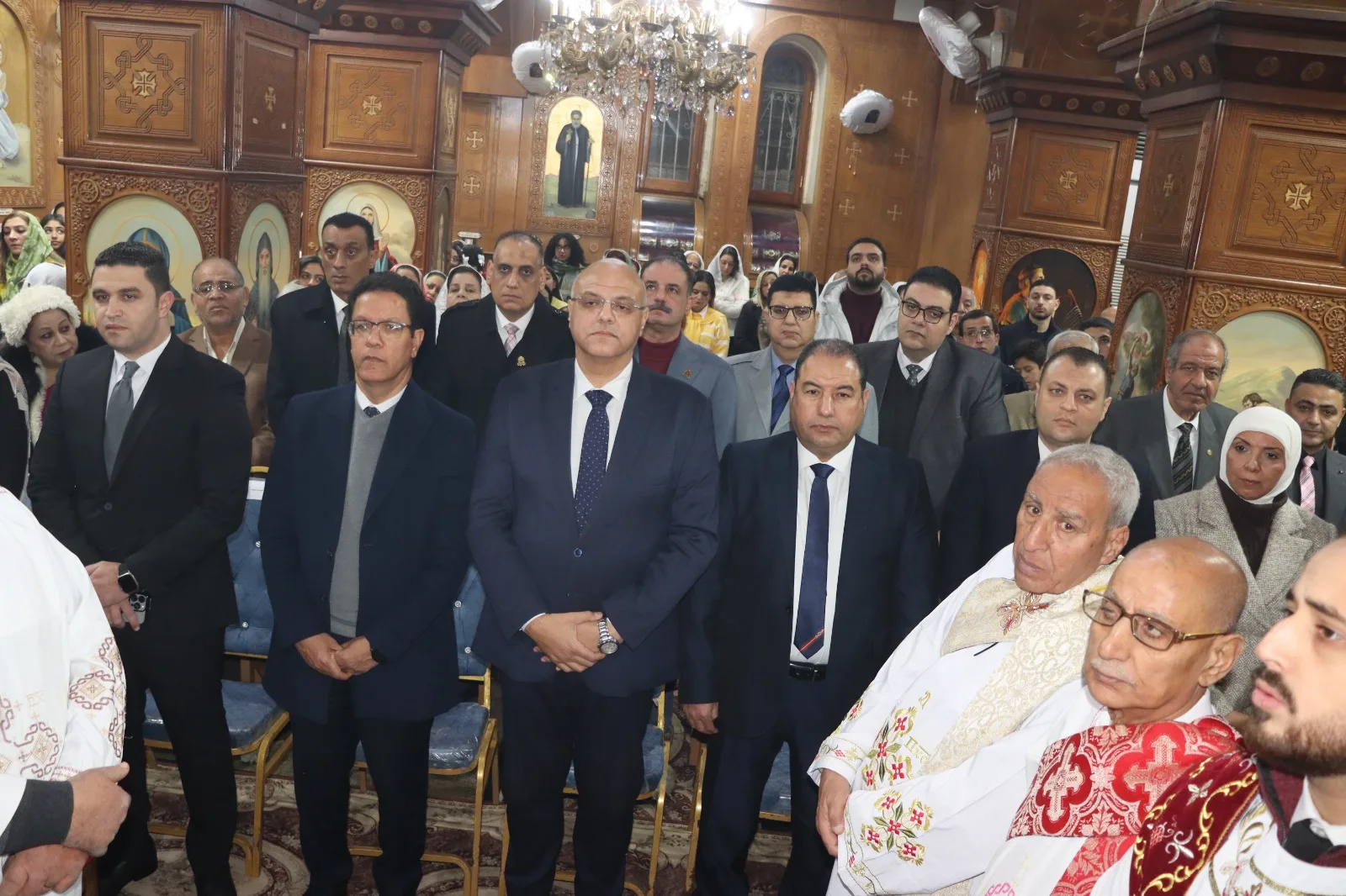 محافظ القليوبية يشارك في قداس عيد الميلاد بكنيسة العذراء ببنها - صور محافظ القليوبية يشارك في قداس عيد الميلاد بكنيسة العذراء ببنها - صور