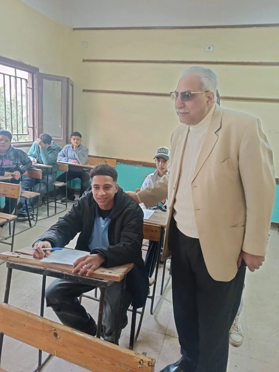 مدير تعليم القليوبية يتفقد انضباط لجان مدرسة التجارة المتقدمة ببنها