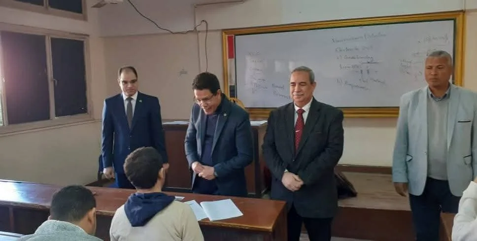 الجيزاوي يتفقد امتحانات «النوعية» و«العلوم» ببنها ويوجه بسرعة التصحيح الجيزاوي يتفقد امتحانات «النوعية» و«العلوم» ببنها ويوجه بسرعة التصحيح