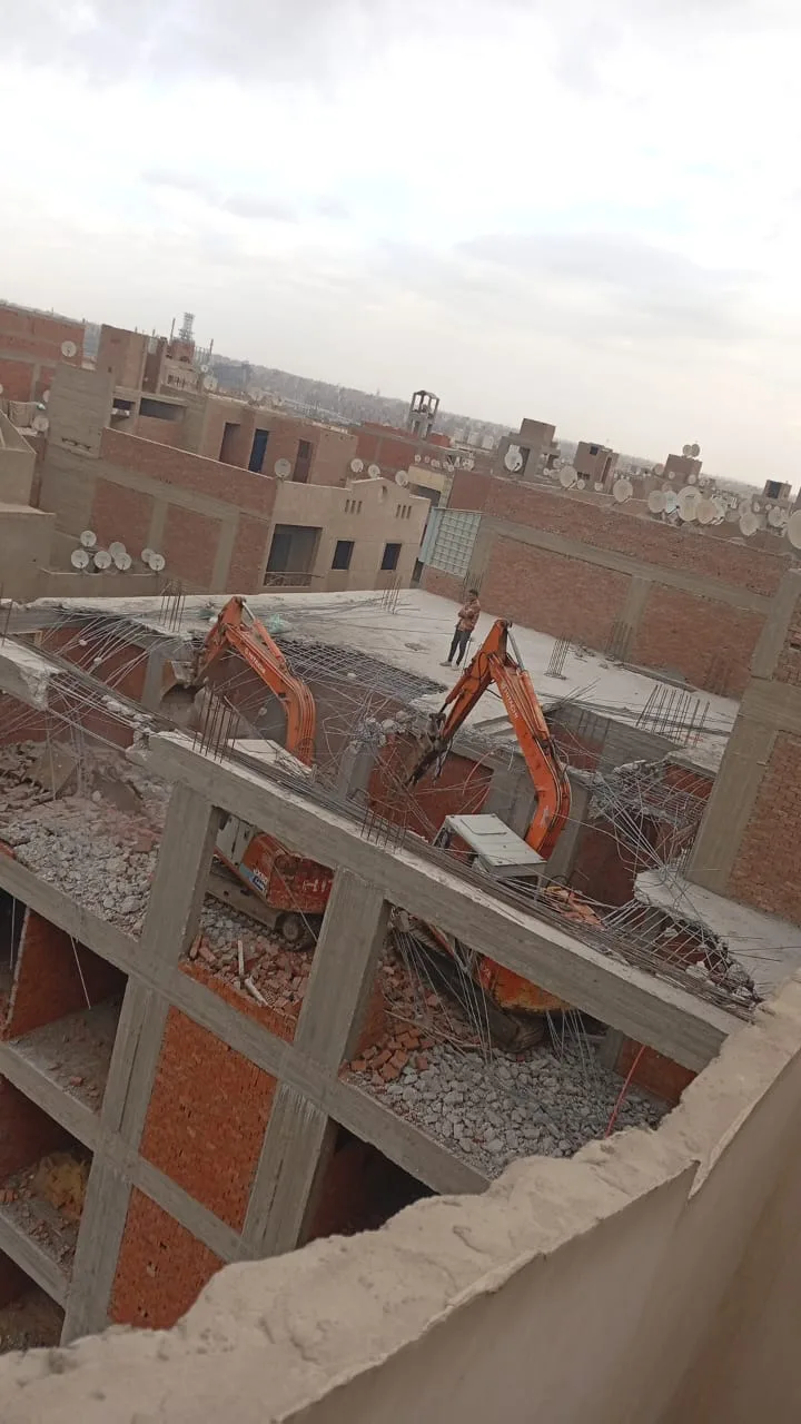 محافظ القليوبية يتابع إزالة برج مخالف بشبرا الخيمة