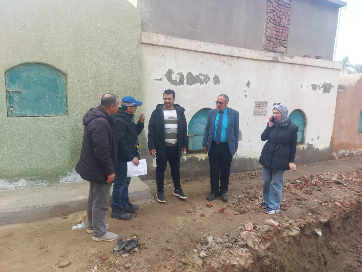 محافظ القليوبية يتابع جهود لجنة هندسية لحل مشكلة تسريب مياه جوفيه بمقابر قرية المريج بشبين القناطر