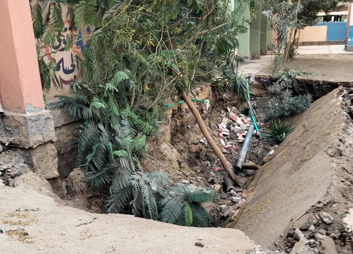 هبوط أرضي مفاجئ بفناء مدرسة طحانوب الابتدائية في القليوبية