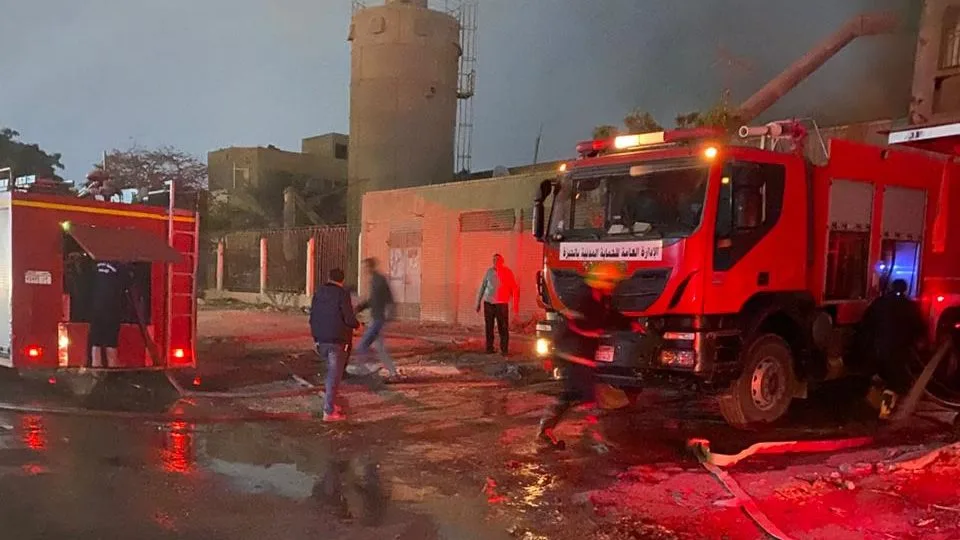 السيطرة على حريق محل مراتب بشلقان دون إصابات.. و6 سيارات إطفاء تمنع امتداد النيران