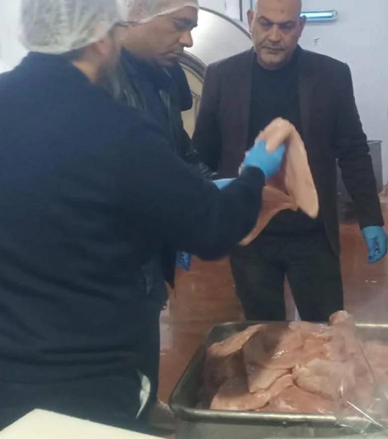ضبط 7 أطنان لحوم ومقطعات دواجن غير صالحة خلال حملة للطب البيطري ومباحث التموين بالقليوبية