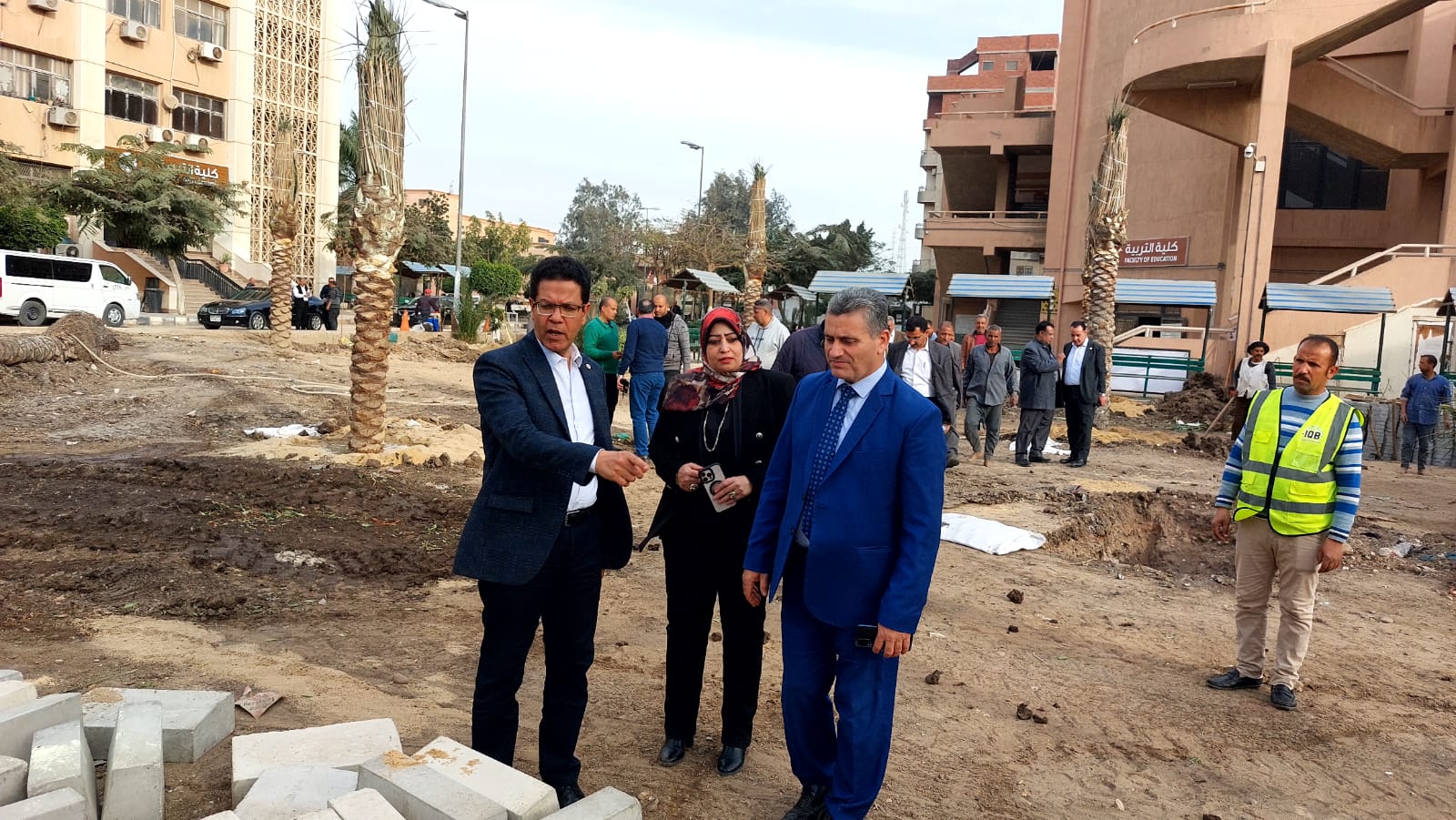 في إطار المبادرة الرئاسية «100 مليون شجرة مثمرة».. رئيس جامعة بنها يتفقد أعمال زراعة النخيل بكلية التربية بكفر سعد في إطار المبادرة الرئاسية «100 مليون شجرة مثمرة».. رئيس جامعة بنها يتفقد أعمال زراعة النخيل بكلية التربية بكفر سعد
