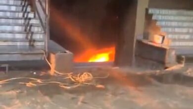 الدفع بـ3 سيارات إطفاء .. اندلاع حريق بمخزن أسفل برج سكني ببنها