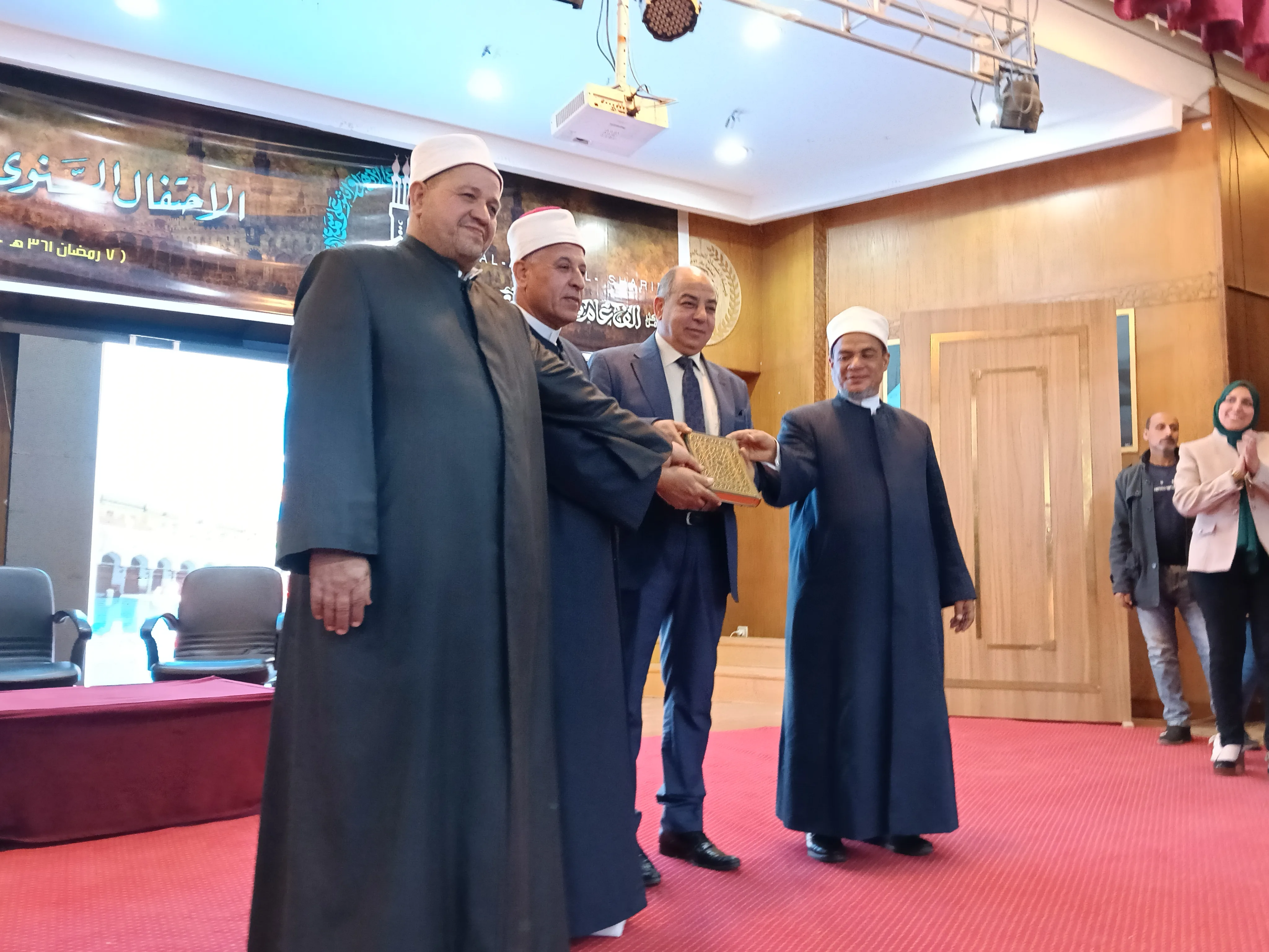 تكريم المستشار مصطفي عبد الحميد فرج رئيس هيئة الشبان العالمية بالقليوبية خلال احتفالية تأسيس الأزهر الشريف
