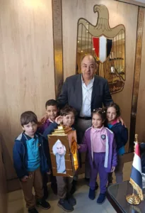 براعم رياض الأطفال في مجمع مدارس الشبان ببنها يهنئون مصطفى عبد الحميد فرج بشهر رمضان المبارك