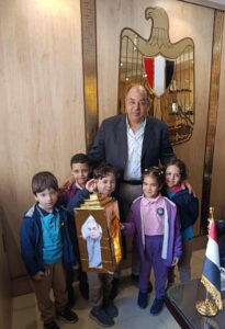 براعم رياض الأطفال في مجمع مدارس الشبان ببنها يهنئون مصطفى عبد الحميد فرج بشهر رمضان المبارك