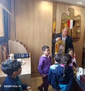 براعم رياض الأطفال في مجمع مدارس الشبان ببنها يهنئون مصطفى عبد الحميد فرج بشهر رمضان المبارك