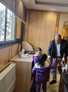 براعم رياض الأطفال في مجمع مدارس الشبان ببنها يهنئون مصطفى عبد الحميد فرج بشهر رمضان المبارك