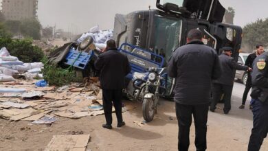 مصرع شخص وإصابة آخر في انقلاب تريلا محمّلة بالردة على تروسيكلين بطريق مصر الإسكندرية الزراعي ببنها