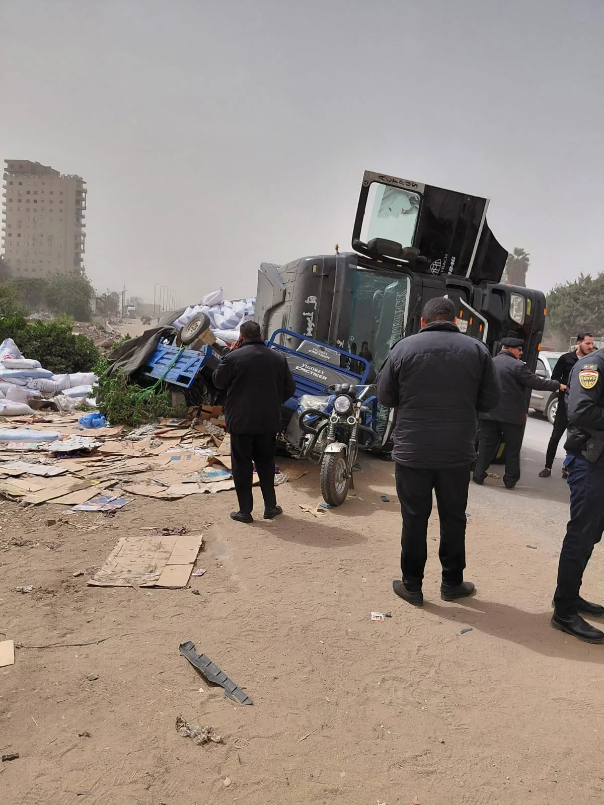 مصرع شخص وإصابة آخر في انقلاب تريلا محمّلة بالردة على تروسيكلين بطريق مصر الإسكندرية الزراعي ببنها