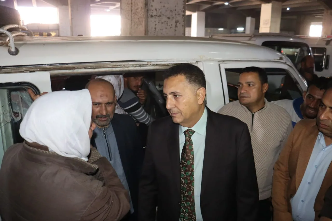 محافظ القليوبية يشدد القبضة على مخالفات تعريفة الركوب بموقف بنها محافظ القليوبية يشدد القبضة على مخالفات تعريفة الركوب بموقف بنها