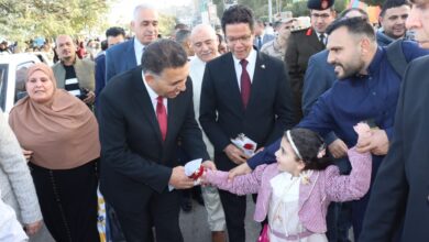 في لفتة إنسانية مبهجة.. محافظ القليوبية يوزع الورود والهدايا على المواطنين بكورنيش بنها في أول أيام العيد في لفتة إنسانية مبهجة.. محافظ القليوبية يوزع الورود والهدايا على المواطنين بكورنيش بنها في أول أيام العيد