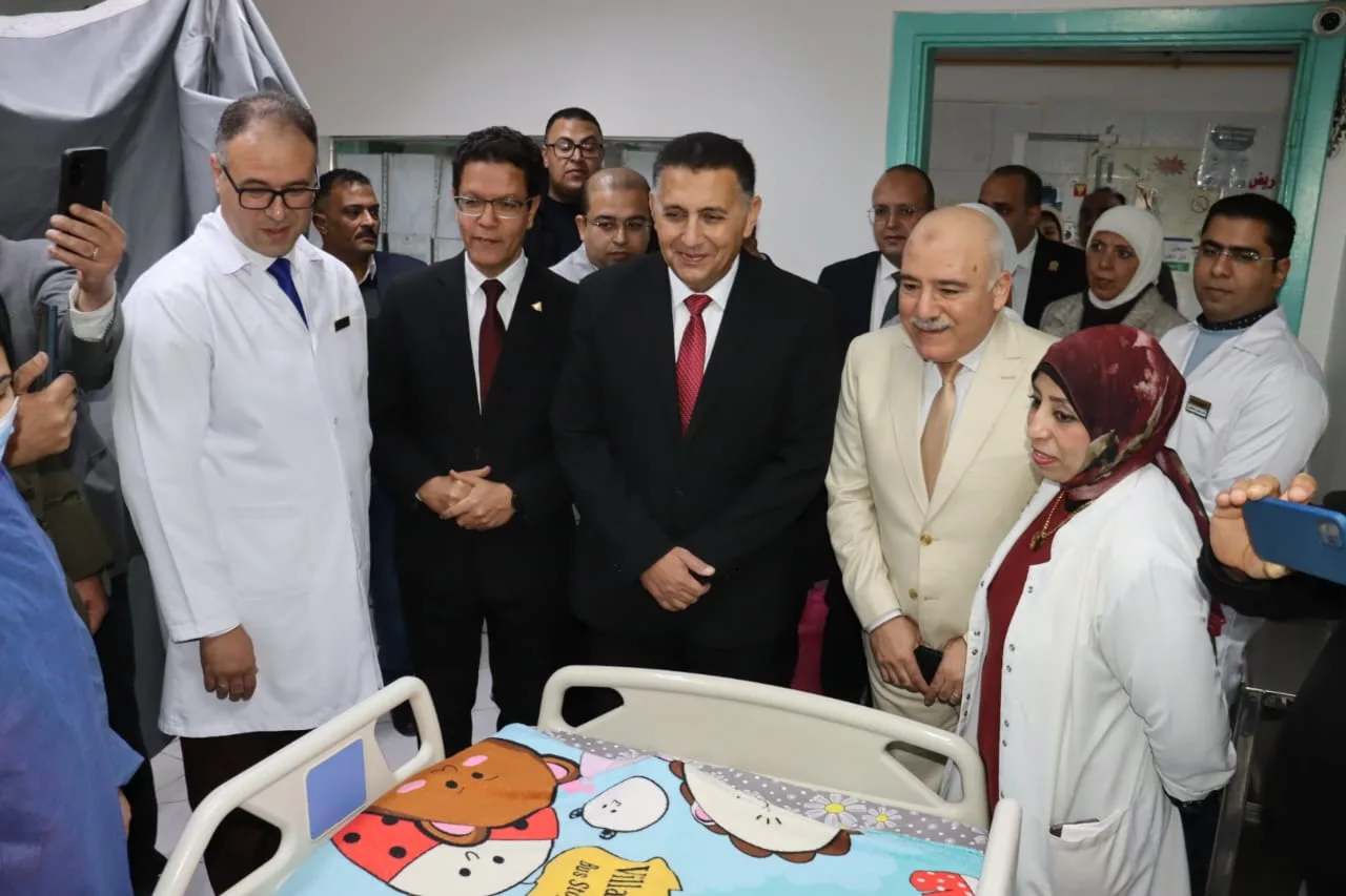 محافظ القليوبية يزرع البهجة في مستشفيات بنها.. يهنئ المرضى بعيد الفطر ويوزع الورود والهدايا محافظ القليوبية يزرع البهجة في مستشفيات بنها.. يهنئ المرضى بعيد الفطر ويوزع الورود والهدايا