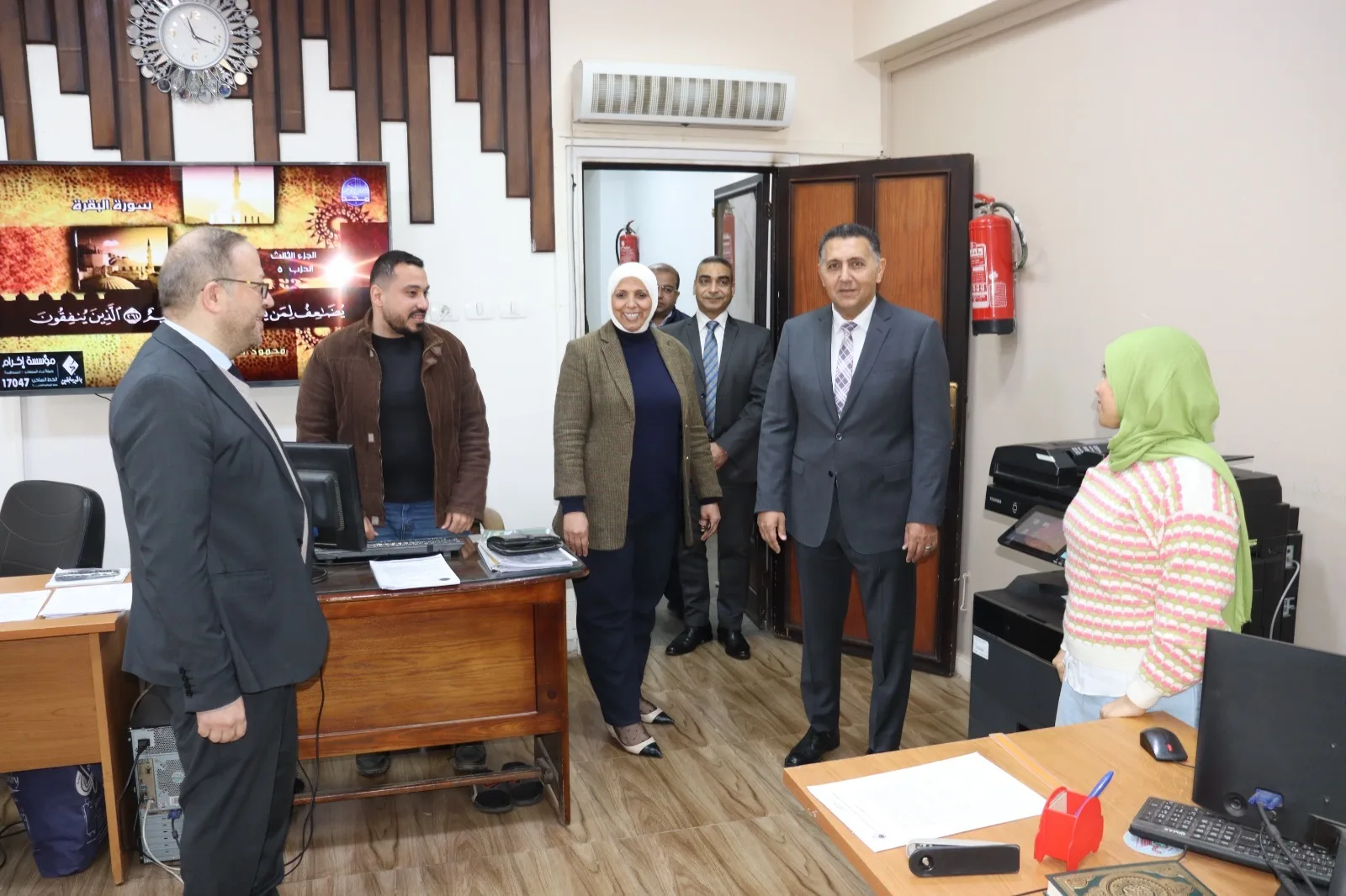 محافظ القليوبية يتفقد إدارات ديوان عام المحافظة ويهنئ العاملين بعيد الفطر المبارك