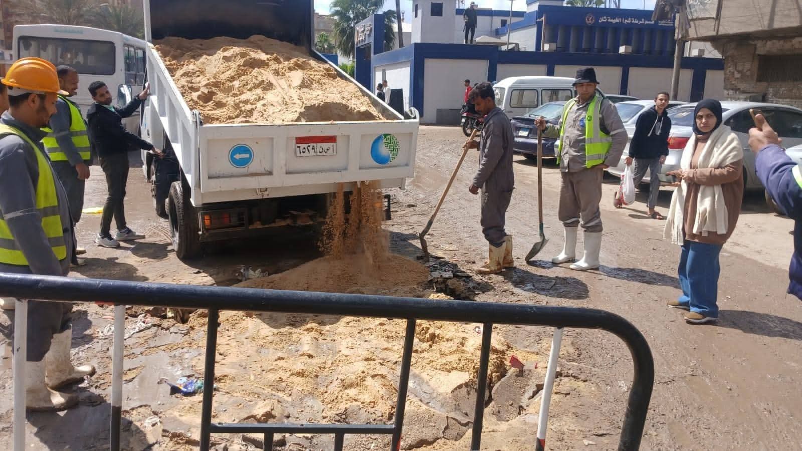 إصلاح هبوط أرضي بشارع 15 مايو بشرق شبرا الخيمة وإعادة الحركة المرورية