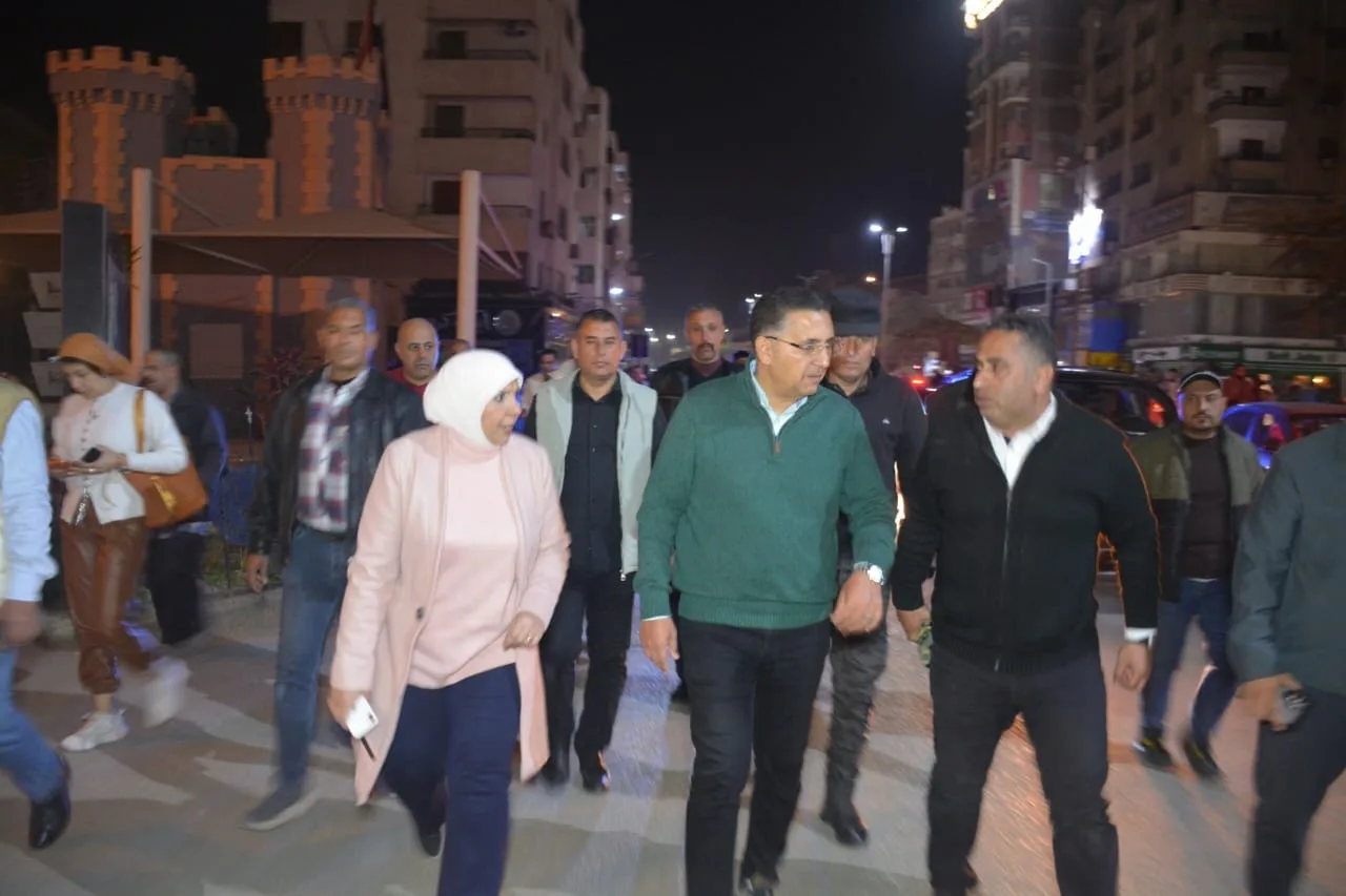 تطبيق فوري للغرامات ..محافظ القليوبية يقود جولة مسائية لمتابعة تطبيق مواعيد الغلق الجديدة