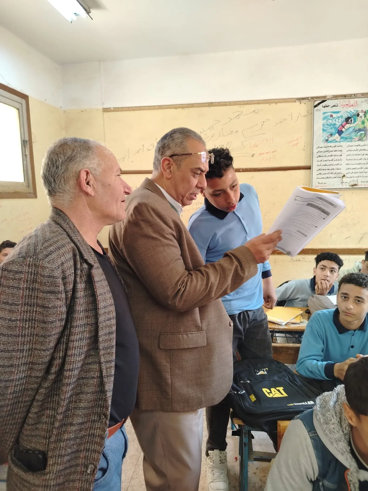 استبعاد مدير مدرسة وتحويل مسؤولين للتحقيق بعد حادثة تهدد حياة تلميذ بالقليوبية استبعاد مدير مدرسة وتحويل مسؤولين للتحقيق بعد حادثة تهدد حياة تلميذ بالقليوبية