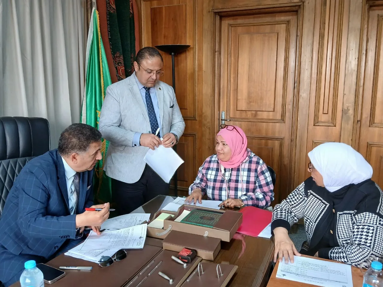 محافظ القليوبية يطلق حلول عاجلة لمشكلات المواطنين خلال لقائه بالقناطر الخيرية محافظ القليوبية يطلق حلول عاجلة لمشكلات المواطنين خلال لقائه بالقناطر الخيرية