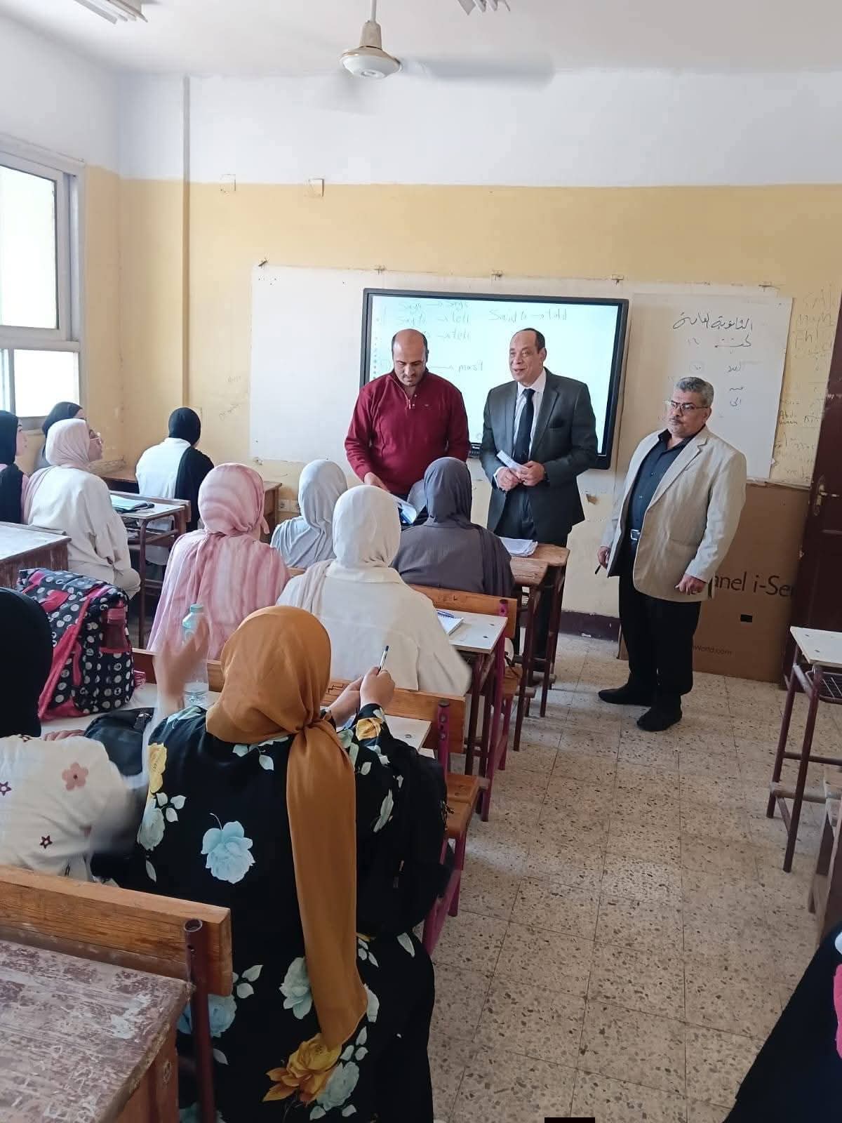 وكيل تعليم القليوبية يشن جولة مفاجئة بمدارس الشموت ويحيل مقصرين للتحقيق بسبب ضعف الانضباط